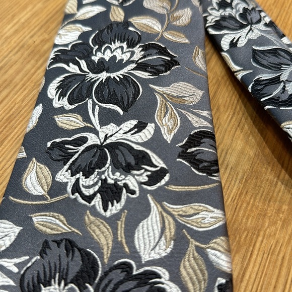 Duchamp 100% silk tie, grey background, cream, gold and black flowers - Picture 3 of 5